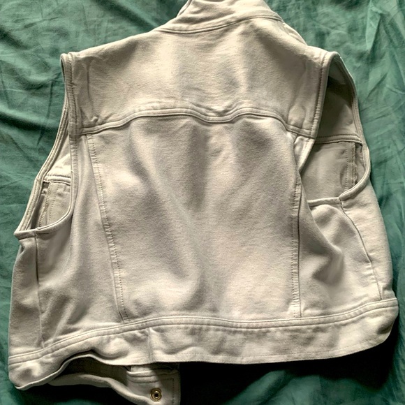 This is a white denim sleeveless jacket. It’s from GAP. The size is a medium. - Picture 5 of 5
